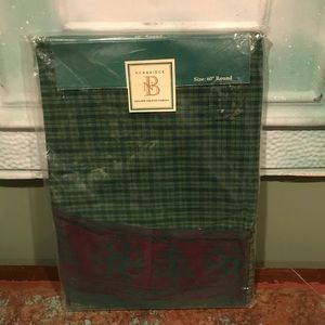 New Bridge Round Holiday Table Cloth Green & Red